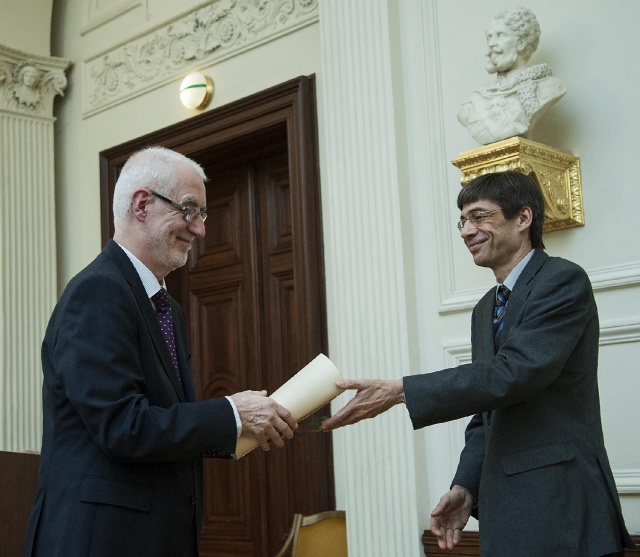 Tallián Tibor átveszi akadémikusi oklevelét Kertész Andrástól, az I. Nyelv- és Irodalomtudományok Osztálya elnökétől