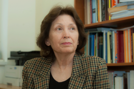 „Nem hiszem, hogy vannak könnyebb és nehezebb nyelvek” – interjú É. Kiss Katalin akadémikussal, a Bolyai-díj idei kitüntetettjével