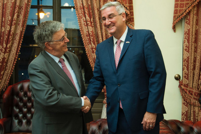Indiana állam kormányzója az Akadémián