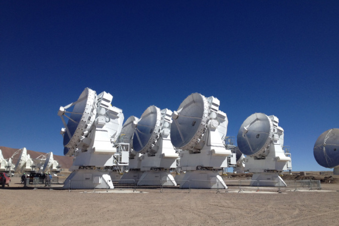 Flow of material observed for the first time around a young eruptive star