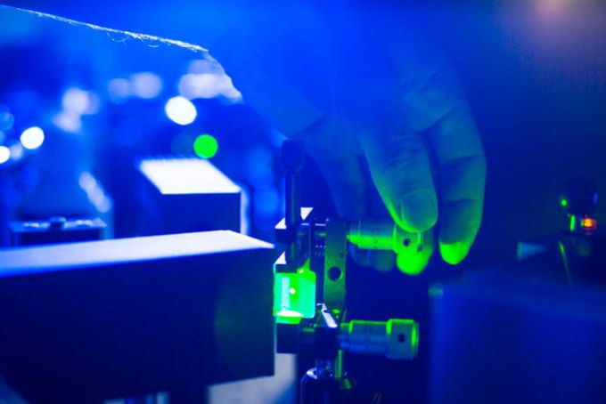 Femtoszekundumos röntgenholográfia wigneres közreműködéssel a Nature Photonics címlapján