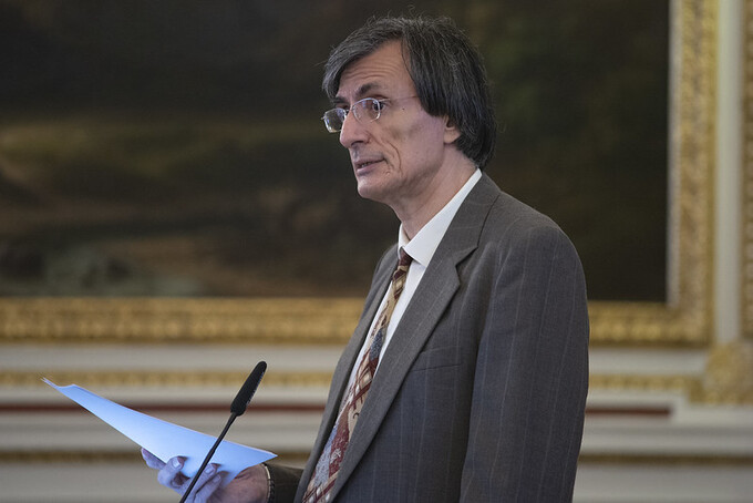 A magyar nyelv kutatása és ápolása a Magyar Tudományos Akadémia 200 éves történetében