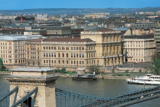 Az MPEE, a PBK és a Százak Tanácsa közös kiállása az MTA mellett