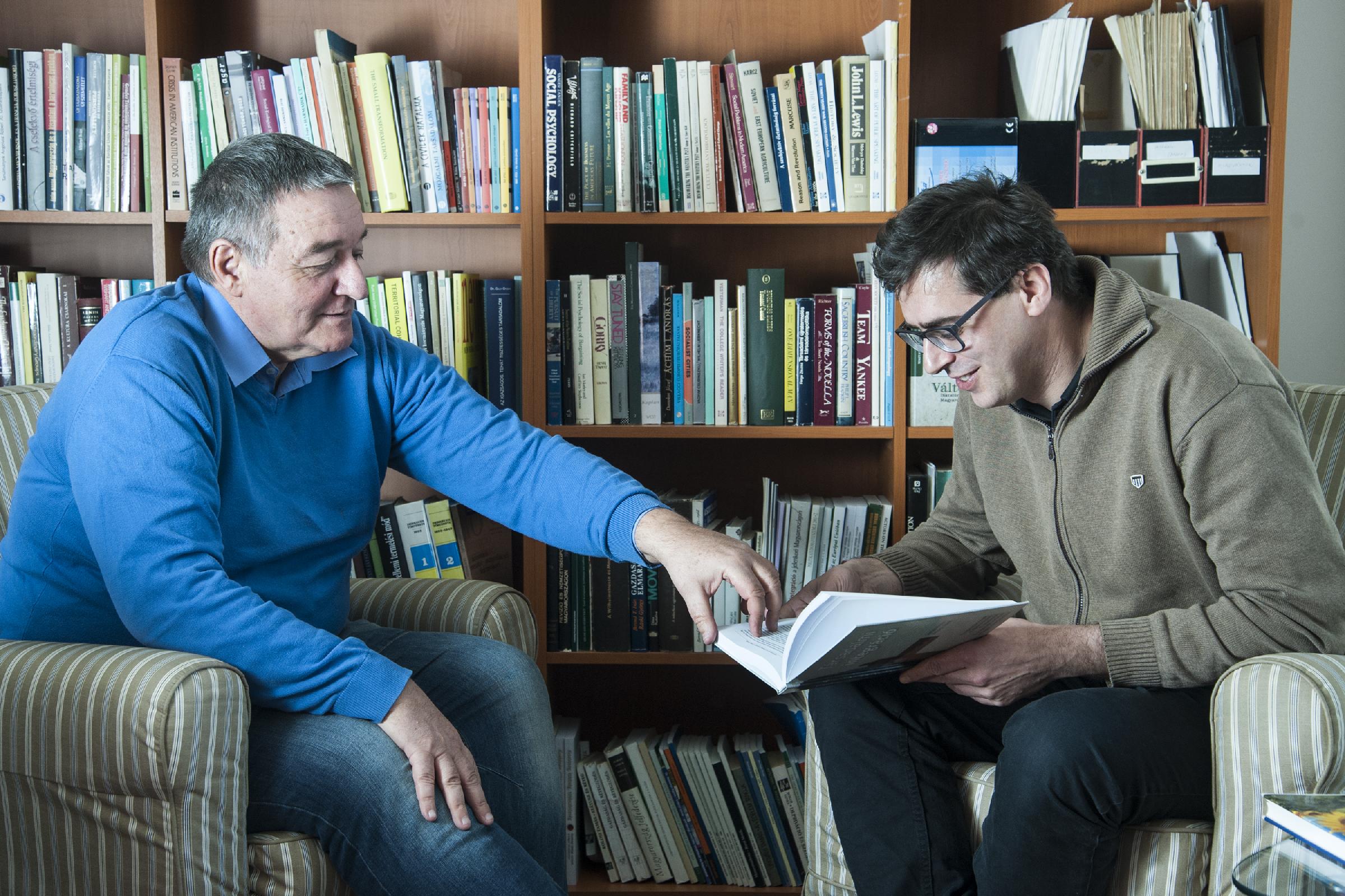 Szakmai megbeszélés kutatók között: Kovách Imre tudományos tanácsadó (MTA TK SZI), az MTA doktora, kutatási területe a vidék- és településszociológia, a társadalmi rétegződés és integráció, a fejlesztés- és projektszociológia. Jelenleg futó projektje a Mo