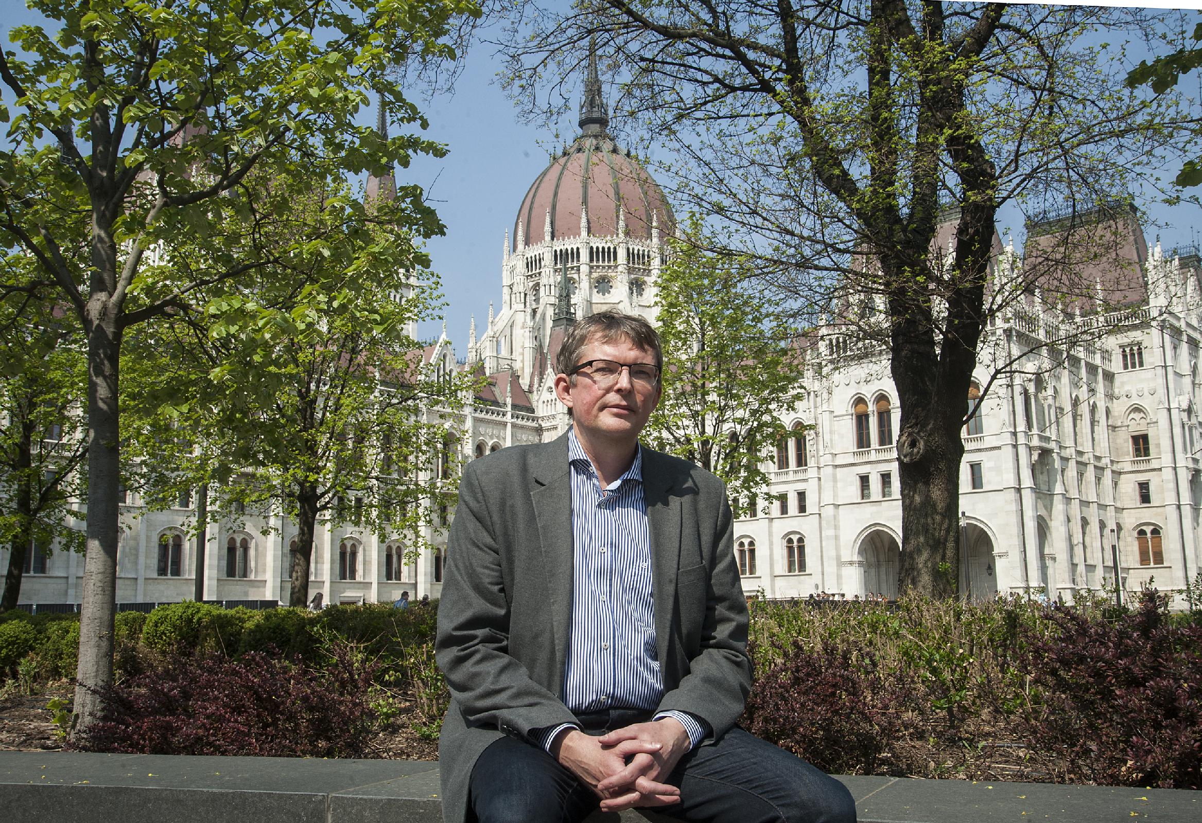 Szente Zoltán tudományos tanácsadó (MTA TK JTI), az MTA doktora, a parlamenti jog nemzetközileg is elismert kutatója. Alapkutatási tevékenysége magába foglalja a parlamentek nemzetközi összehasonlító elemzését, illetve a parlamentarizmus történetének kuta