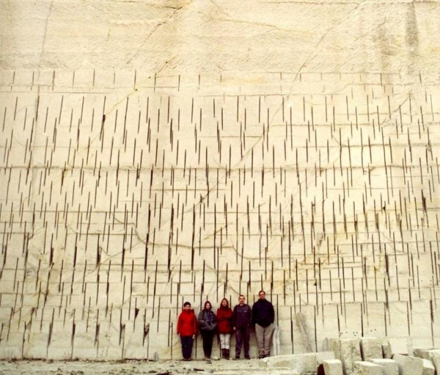 A Tar község (Északnyugat-Mátra) melletti felhagyott Fehérkő bánya ignimbrit fala, az egykori kőfejtés során használt vágókorong vágási nyomaival). A legalább 30 méter vastagságot elérő vulkáni képződmény a 14,9 millió éves Demjén ignimbrit kitörés során 