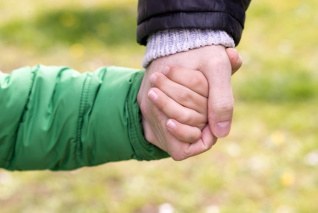 Negyvenen nyertek támogatást az Akadémia gyermeket nevelő kutatók részére kiírt pályázatán