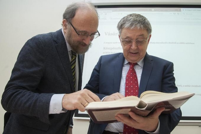 Bemutatták A magyar nyelv nagyszótárának hetedik kötetét