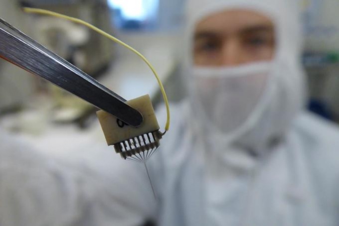 Okos polimerek segíthetik az idegrendszerhez kapcsolódó implantátumok működését