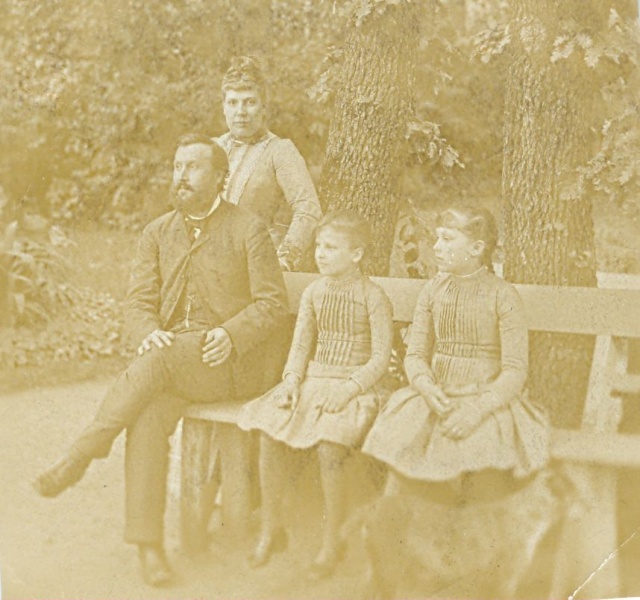 Eötvös Loránd és családja a pestszentlőrinci Eötvös-villa kertjében