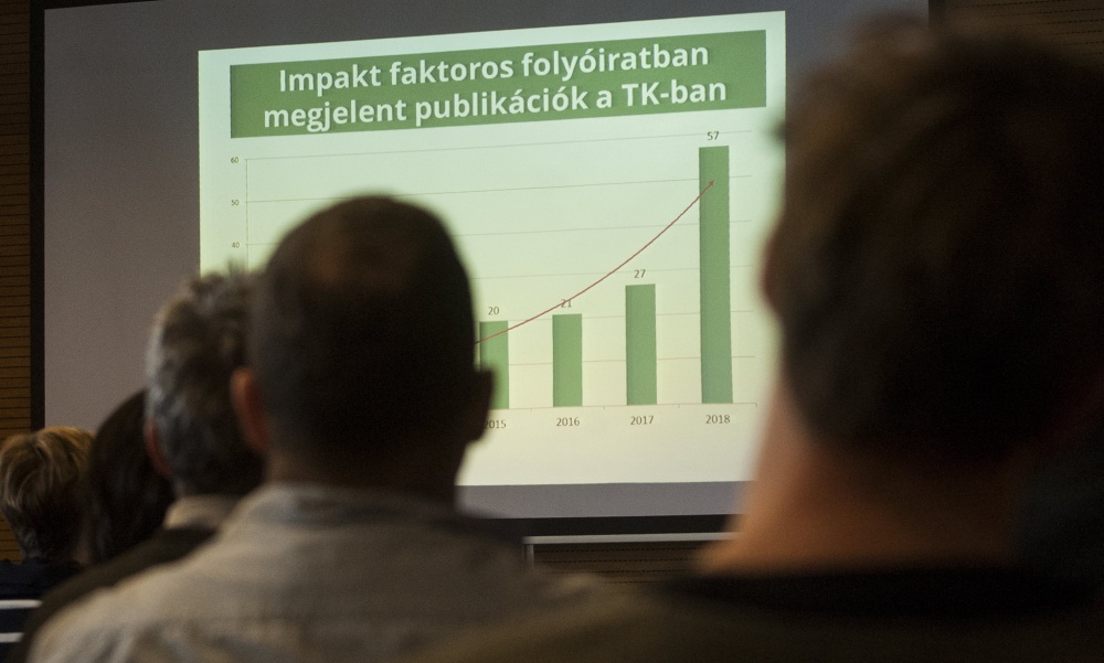 Mi a kutatóközpont pozíciója a nemzetközi tudományos életben? Az MTA TK megalakulása óta fontos feladatának tartja a nemzetközi tudományos életbe való beágyazottságának erősítését. Több tucat nemzetközi kutatási projekt résztvevője vagy vezetője, a Europe