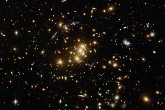 Elsőként láthatunk éppen összeütköző galaxishalmazokat
