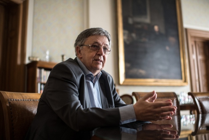 A legfontosabb, hogy a kutatóintézetek szellemi műhelyei ne szűnjenek meg, a kutatók ne menjenek nagy számban külföldre dolgozni
