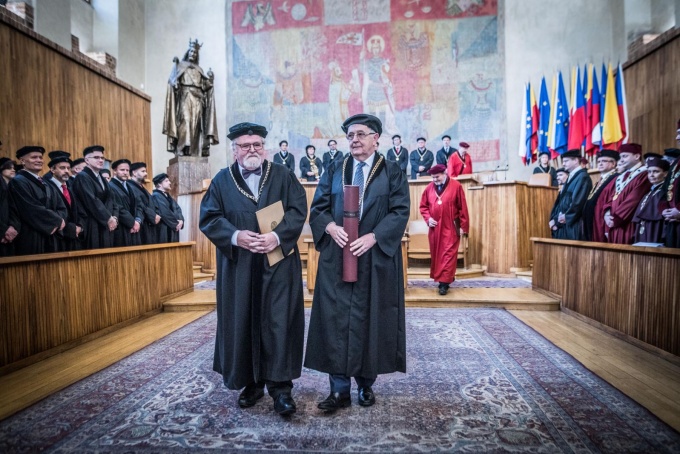 Lovász Lászlót a prágai Károly Egyetem díszdoktorává avatták