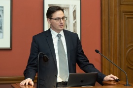 Kritikus viselkedés atomok és fotonok erősen csatolt kvantumrendszereiben – Domokos Péter rendes tag székfoglaló előadása