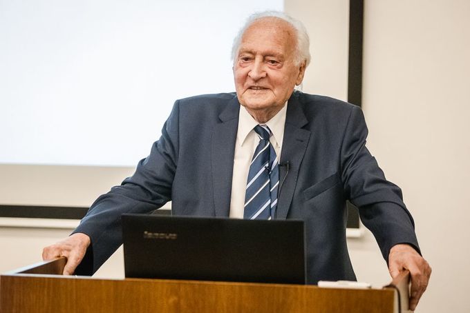 Oklevéllel köszöntötték a 100 éves Nemecz Ernő akadémikust, földtudóst