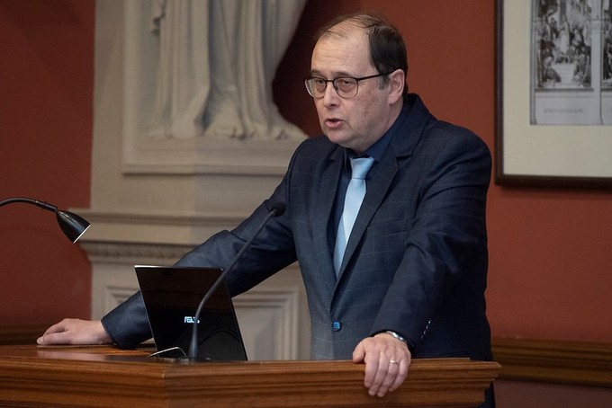Részecskék és hullámok – Interferenciajelenségek az atomfizikában – Nagy László külső tag székfoglaló előadása
