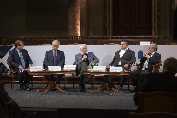 Tudomány és Parlament: Együtt a járvány ellen – Felvétel az előadásokról és a panelbeszélgetésről