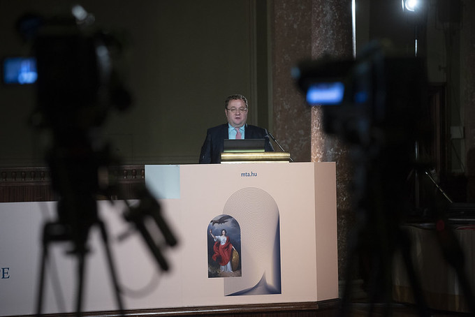 Fenntarthatóság az energetikában, környezetvédelem a pénzügyekben – Kandrács Csaba és Ifj. Chikán Attila előadása videón