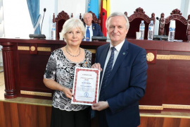 A Moldáv Tudományos Akadémia legrangosabb elismerését vehette át Kondorosi Éva akadémikus