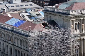 Robusztus térállvány, új tető és egy meglepetéscímer – Videón az MTA Székház felújításának újabb szakasza