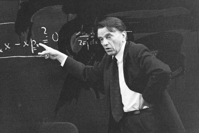 Az mta200.hu-ról ajánljuk: A 20. század második felének egyik legjelentősebb fizikusa, iskolateremtő tudós, legendás műegyetemi tanár – Simonyi Károly előadás közben