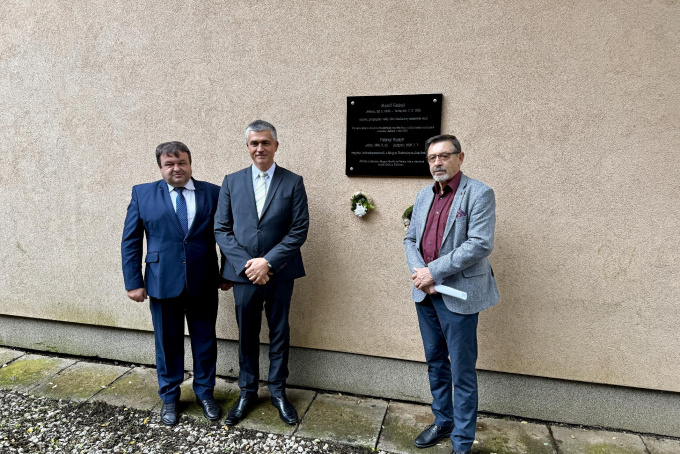 Emléktáblát avattak a Magyar Kémikusok Egyesülete első elnökének, Fabinyi Rudolfnak Jolsván