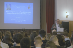 Belső világunk és az információrobbanás hatásai a kreatív gondolkodóképességre – Videón Freund Tamásnak a Középiskolai MTA Alumni Programban tartott előadása