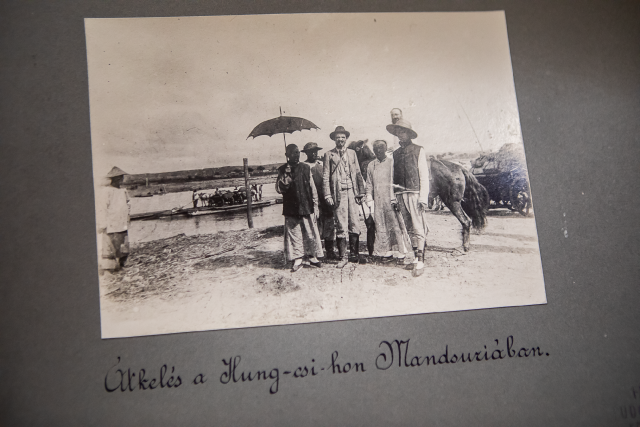 Ezen a Kínában készült fotón maga Cholnoky Jenő látható