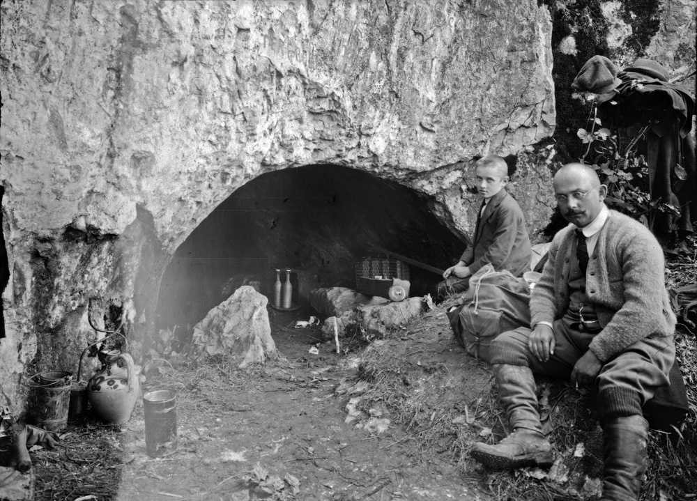Igrécz-barlang Körösbarlang felett. (Elül Roska M. dr.), Bihar vármegye, Magyarország 1913.VII.15.