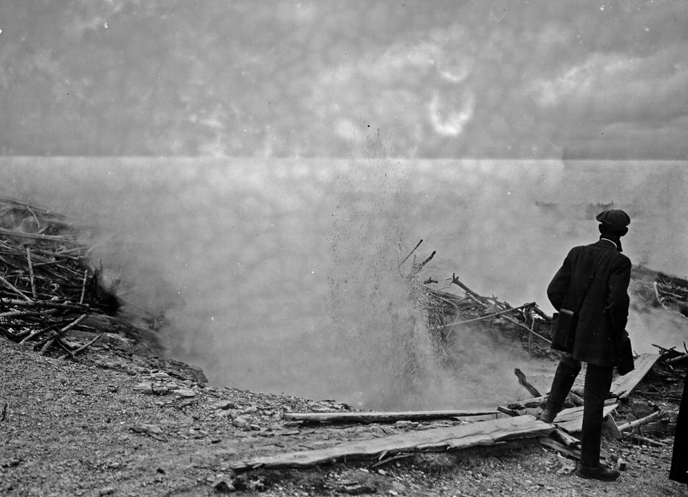 Yellowstone-park. New-Crater-geyser a Norris-gejzir-medenczében, USA, 1912.IX.4.