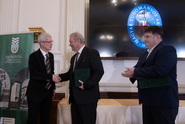 Az MTA köztestülete nevében Freund Tamás, az MTA elnöke vette át a díjat Tonk Mártontól, a Sapientia EMTE rektorától és Lázár Ede egyetemi docenstől, a Sapientia EMTE szenátusának elnökétől