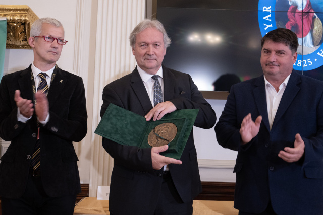 Freund Tamás, az MTA elnöke a Teller Ede-díjjal (mellette bal oldalon Tonk Márton, a Sapientia EMTE rektora, jobbra Lázár Ede egyetemi docens, a Sapientia EMTE szenátusának elnöke)