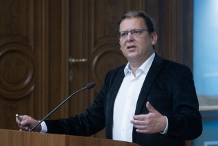 Matematika a mesterséges intelligencia korában – Szegedy Krisztián külső tag székfoglaló előadása