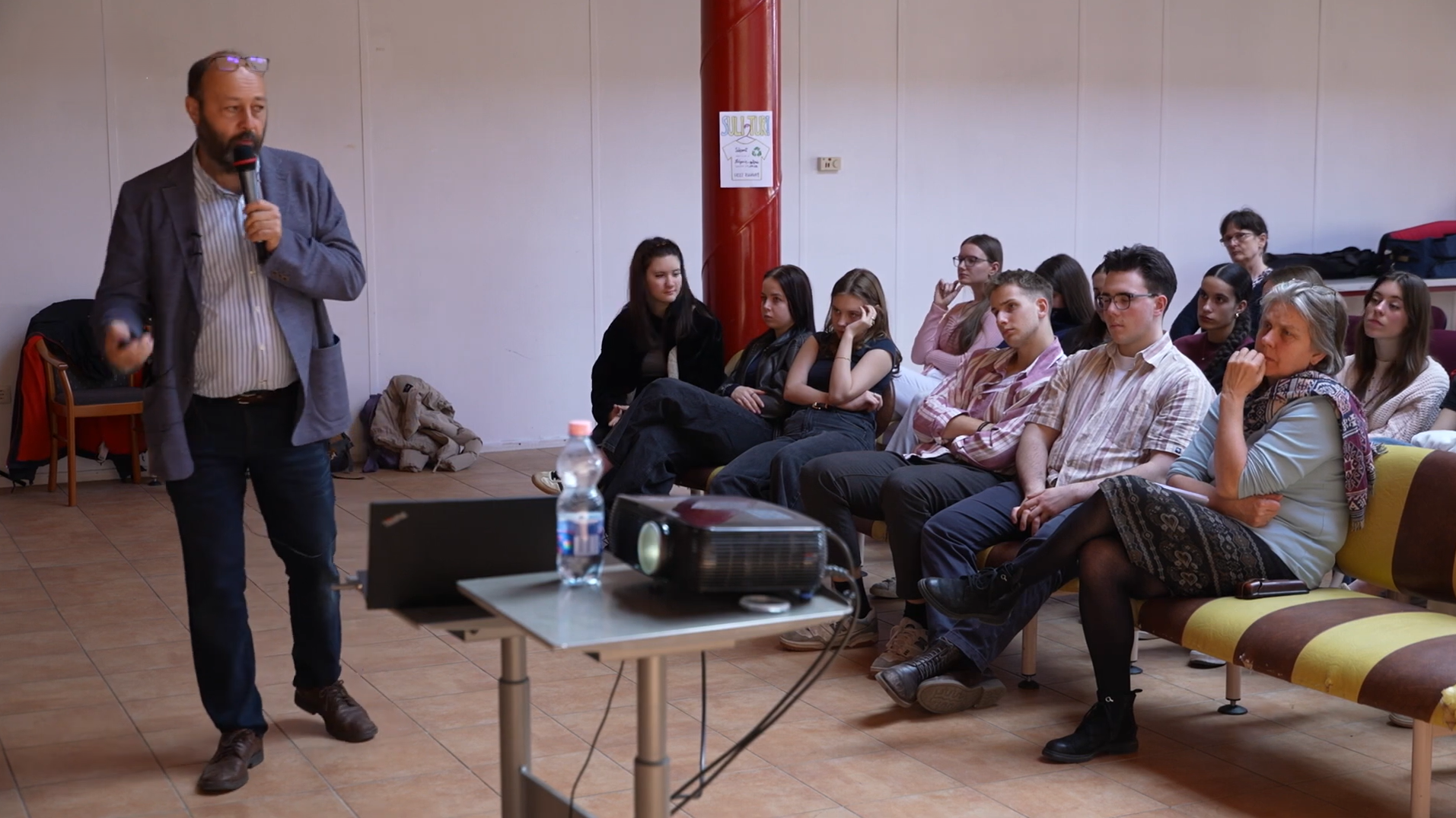 Hogyan alkotnak az idegsejtek gondolkodó agyat? – Videón Gulyás Attila Alumni-előadása