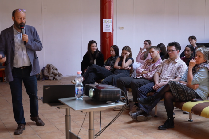 Hogyan alkotnak az idegsejtek gondolkodó agyat? – videón Gulyás Attila Alumni-előadása