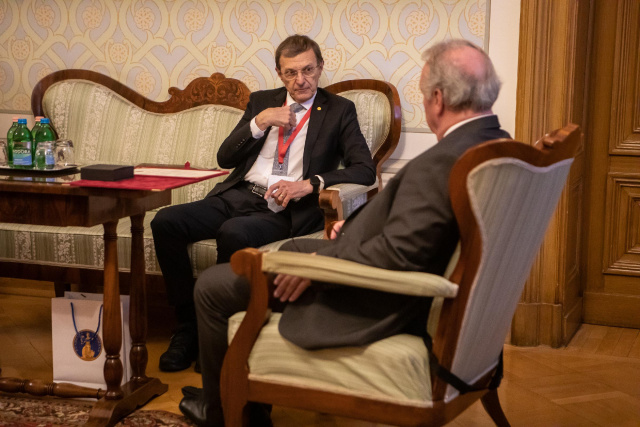 Ioan-Aurel Pop és Freund Tamás (a találkozóról készült galéria a képre kattintva érhető el)