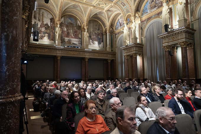 Videófelvétel és diasorok a magyarországi és az országhoz kötődő kutatók helyzetéről szóló felmérés ismertetőjéről