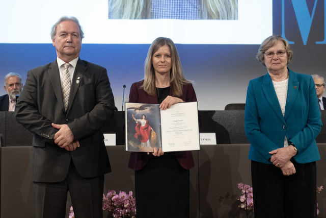  Az egyéni kutatói kiválóság mércéje– Az MTA új doktorait köszöntötték az Akadémia székházában