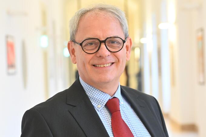 Az MTA doktorai: Ződi Zsolt a mesterséges intelligenciával kapcsolatos jogi kérdésekről és a platformjogról