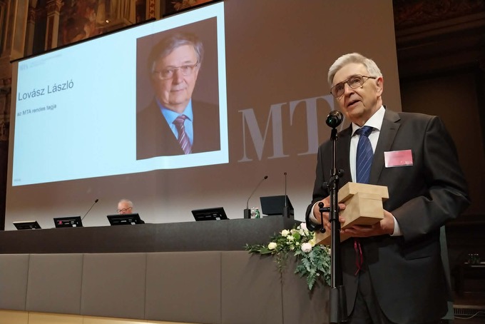 Lovász László kapta az Akadémiai Aranyérmet