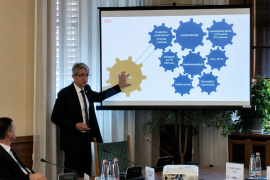 Pósfai Mihály az Országgyűlés Oktatási Bizottságának ülésén