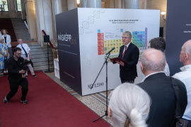 Rendhagyó kiállítással és egy különleges kémiakönyv bemutatójával kezdődött az MTA Kémiai Tudományok Osztályának szeptemberi rendezvénysorozata